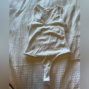 White v-neck bodysuit one size